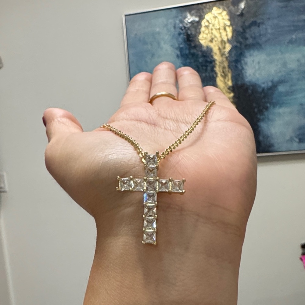 14k Gold plated beautiful Cross Necklace - AAA CZ’s very sparkly - Picture 5 of 8